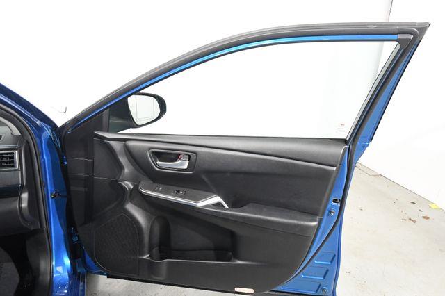 2016 Toyota Camry SE w/Special Edition Pkg photo