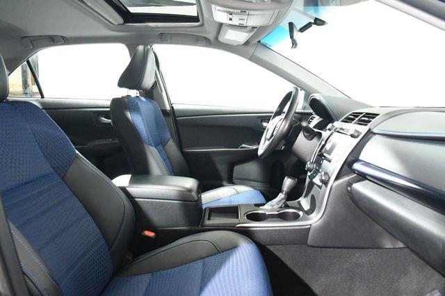 2016 Toyota Camry SE w/Special Edition Pkg photo