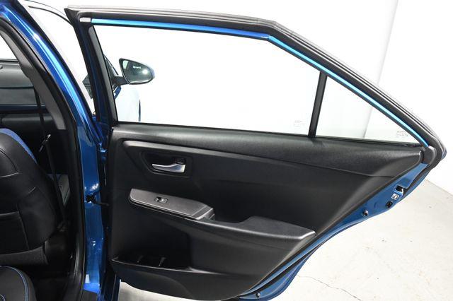 2016 Toyota Camry SE w/Special Edition Pkg photo