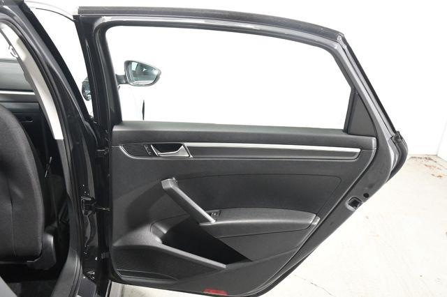2016 Volkswagen Passat 1.8T R-Line photo