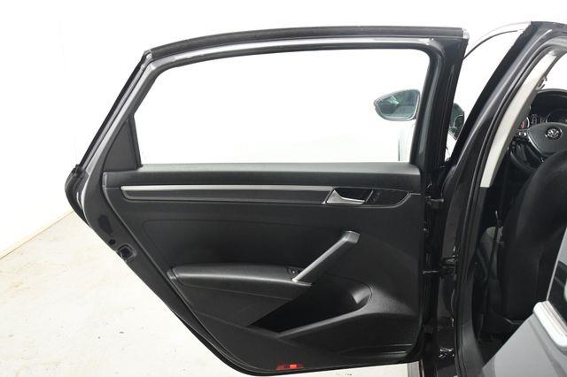 2016 Volkswagen Passat 1.8T R-Line photo