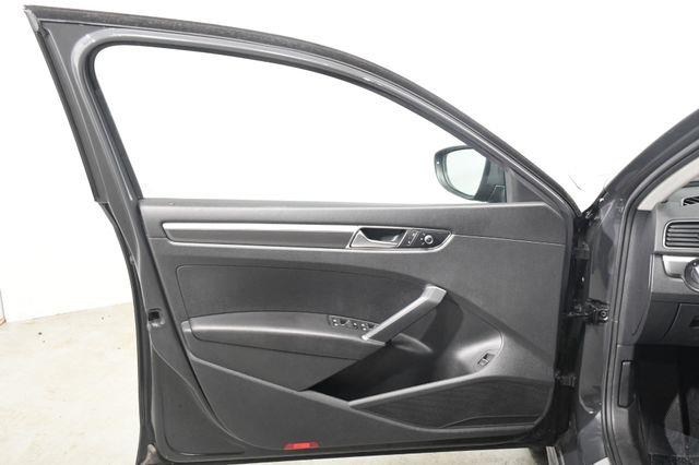 2016 Volkswagen Passat 1.8T R-Line photo