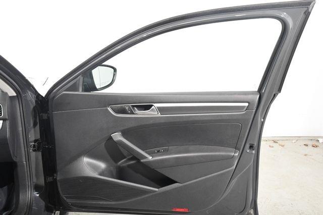 2016 Volkswagen Passat 1.8T R-Line photo