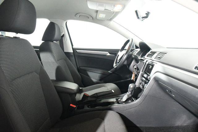 2016 Volkswagen Passat 1.8T R-Line photo