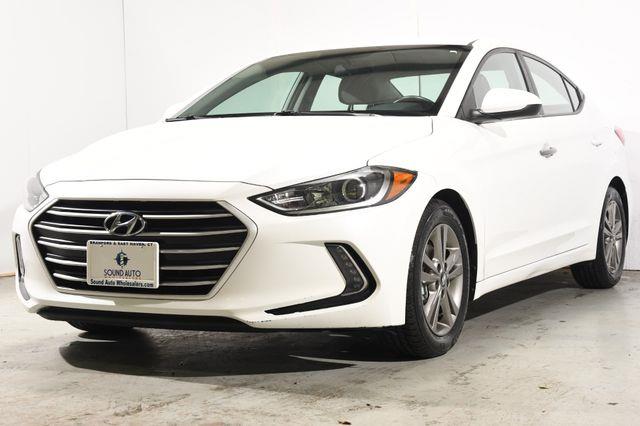The 2017 Hyundai Elantra SE w/ Tech photos