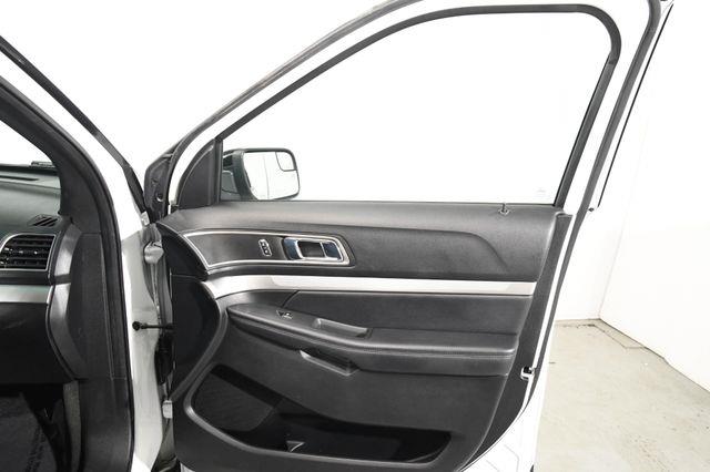 2016 Ford Explorer XLT w/ Nav & Heated Seats photo