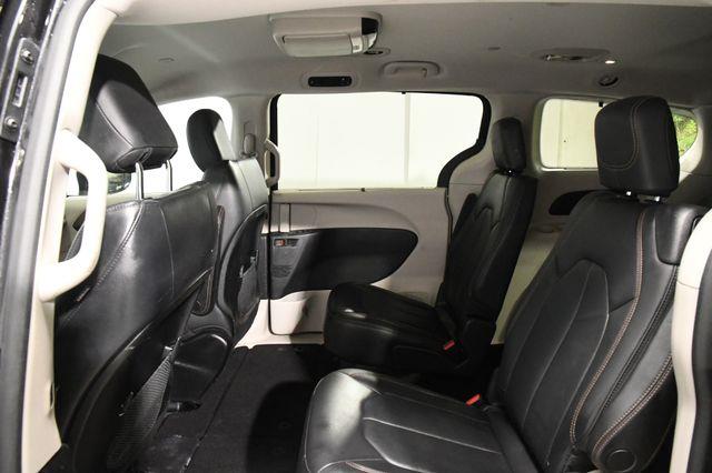 2017 Chrysler Pacifica Touring-L w/Nav/Blind Spot/ Sa photo