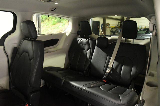 2017 Chrysler Pacifica Touring-L w/Nav/Blind Spot/ Sa photo