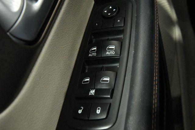 2017 Chrysler Pacifica Touring-L w/Nav/Blind Spot/ Sa photo