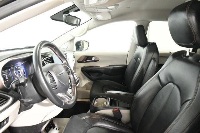 2017 Chrysler Pacifica Touring-L w/Nav/Blind Spot/ Sa photo