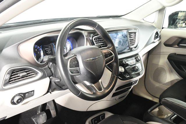 2017 Chrysler Pacifica Touring-L w/Nav/Blind Spot/ Sa photo