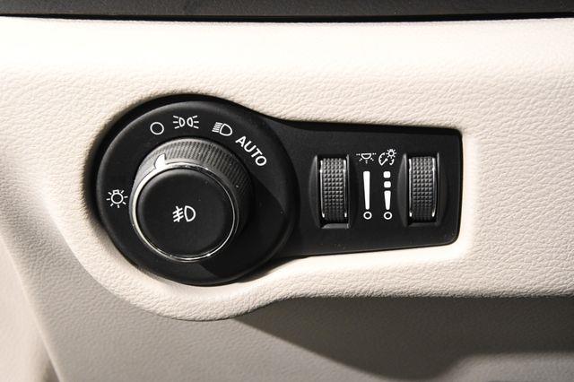 2017 Chrysler Pacifica Touring-L w/Nav/Blind Spot/ Sa photo