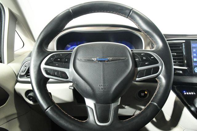 2017 Chrysler Pacifica Touring-L w/Nav/Blind Spot/ Sa photo
