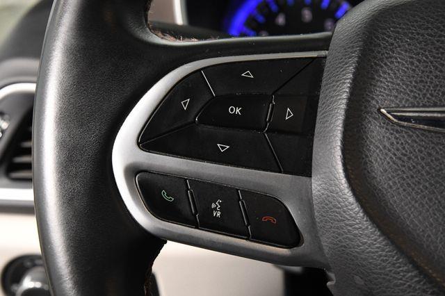 2017 Chrysler Pacifica Touring-L w/Nav/Blind Spot/ Sa photo