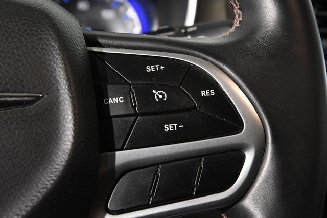 2017 Chrysler Pacifica Touring-L w/Nav/Blind Spot/ Sa photo