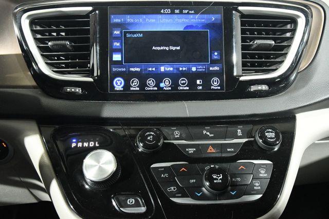 2017 Chrysler Pacifica Touring-L w/Nav/Blind Spot/ Sa photo