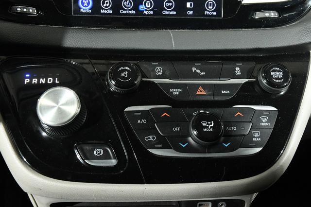 2017 Chrysler Pacifica Touring-L w/Nav/Blind Spot/ Sa photo