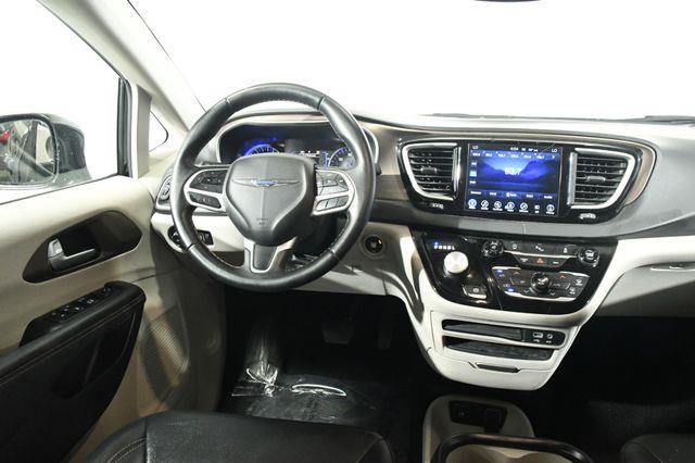 2017 Chrysler Pacifica Touring-L w/Nav/Blind Spot/ Sa photo