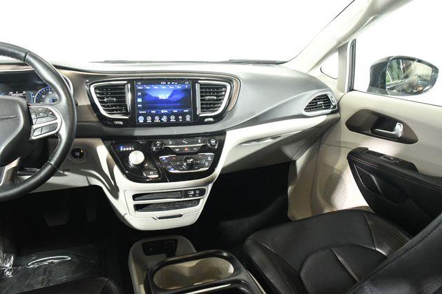 2017 Chrysler Pacifica Touring-L w/Nav/Blind Spot/ Sa photo