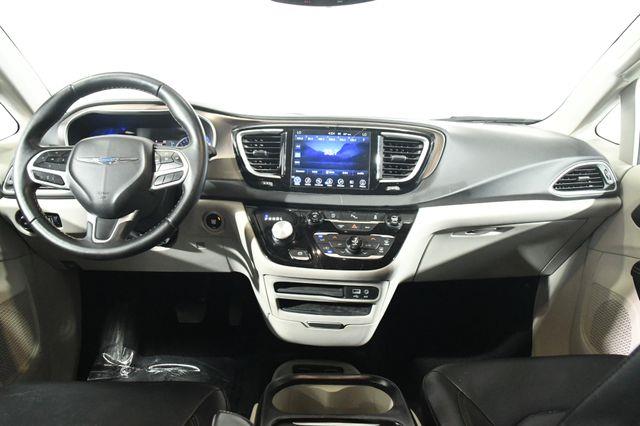 2017 Chrysler Pacifica Touring-L w/Nav/Blind Spot/ Sa photo