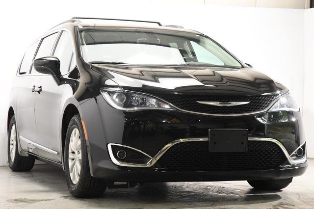 2017 Chrysler Pacifica Touring-L w/Nav/Blind Spot/ Sa photo