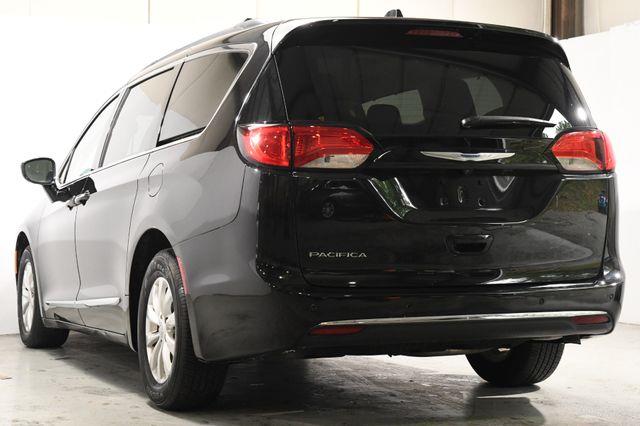 2017 Chrysler Pacifica Touring-L w/Nav/Blind Spot/ Sa photo