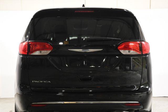 2017 Chrysler Pacifica Touring-L w/Nav/Blind Spot/ Sa photo