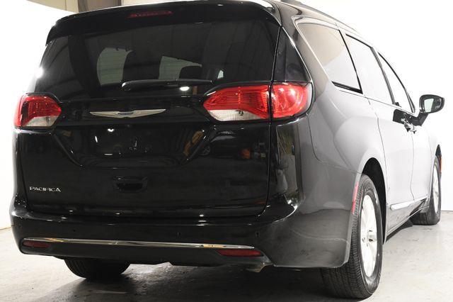 2017 Chrysler Pacifica Touring-L w/Nav/Blind Spot/ Sa photo