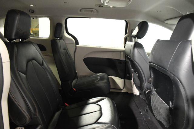 2017 Chrysler Pacifica Touring-L w/Nav/Blind Spot/ Sa photo