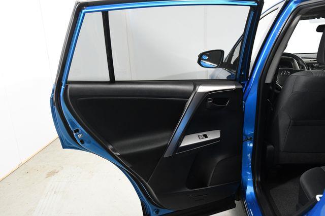 2016 Toyota RAV4 LE photo