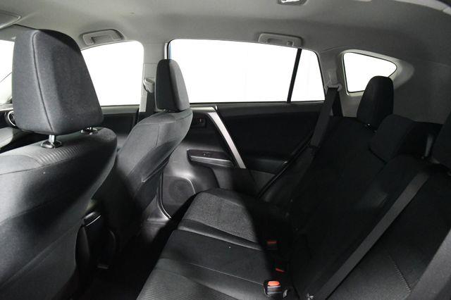2016 Toyota RAV4 LE photo
