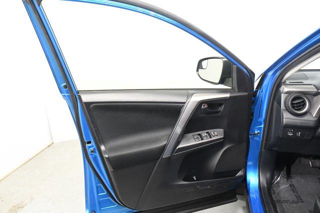 2016 Toyota RAV4 LE photo