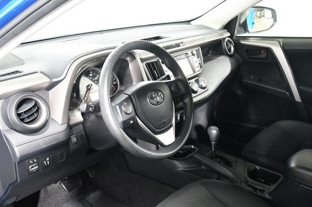 2016 Toyota RAV4 LE photo