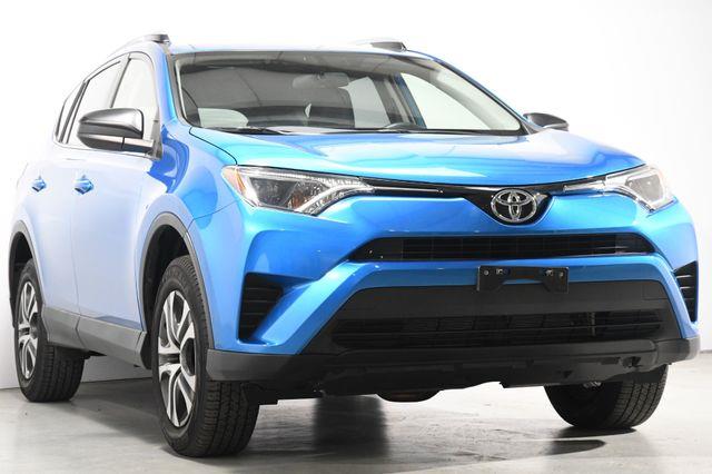 2016 Toyota RAV4 LE photo