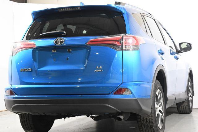2016 Toyota RAV4 LE photo