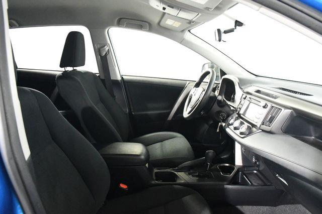 2016 Toyota RAV4 LE photo