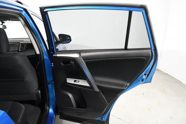 2016 Toyota RAV4 LE photo