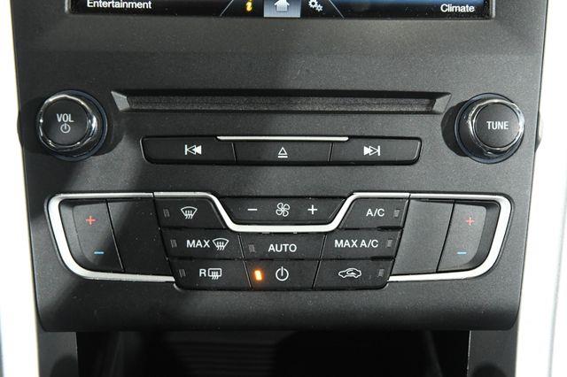 2016 Ford Fusion SE photo
