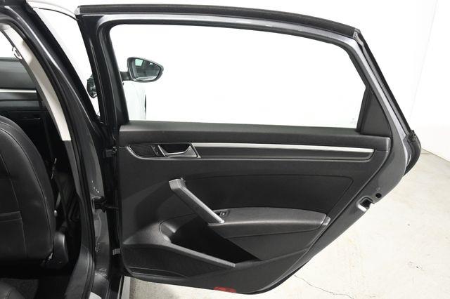 2016 Volkswagen Passat 1.8T R-Line w/Comfort Pkg photo
