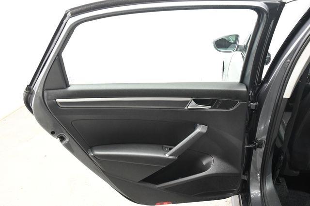2016 Volkswagen Passat 1.8T R-Line w/Comfort Pkg photo