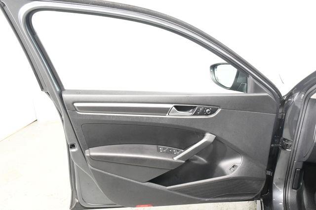 2016 Volkswagen Passat 1.8T R-Line w/Comfort Pkg photo