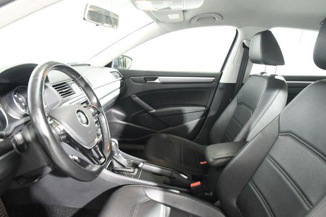 2016 Volkswagen Passat 1.8T R-Line w/Comfort Pkg photo