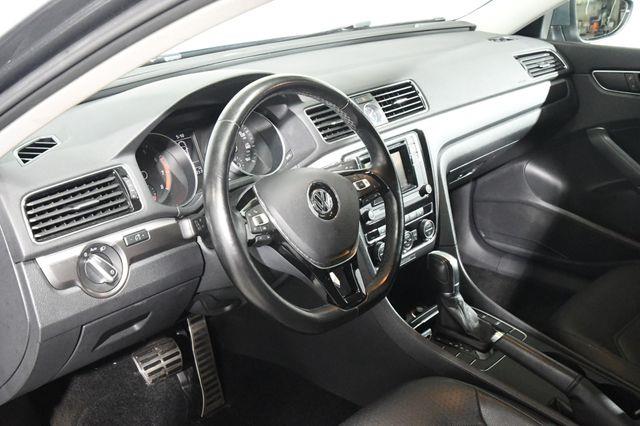 2016 Volkswagen Passat 1.8T R-Line w/Comfort Pkg photo