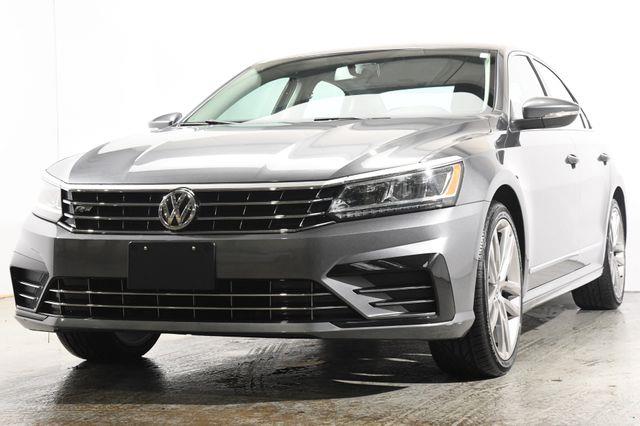 The 2016 Volkswagen Passat 1.8T R-Line w/Comfort Pkg photos