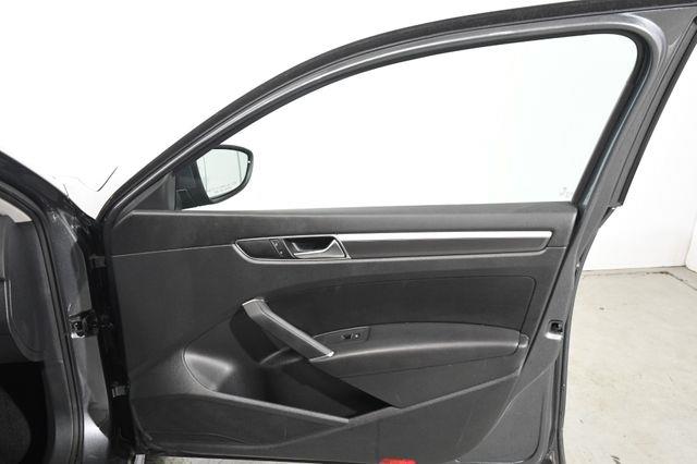 2016 Volkswagen Passat 1.8T R-Line w/Comfort Pkg photo