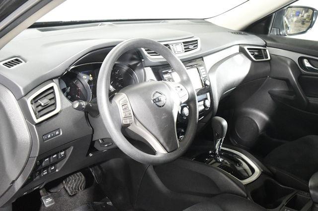 2016 Nissan Rogue SV w/ Nav & Blind Spot photo