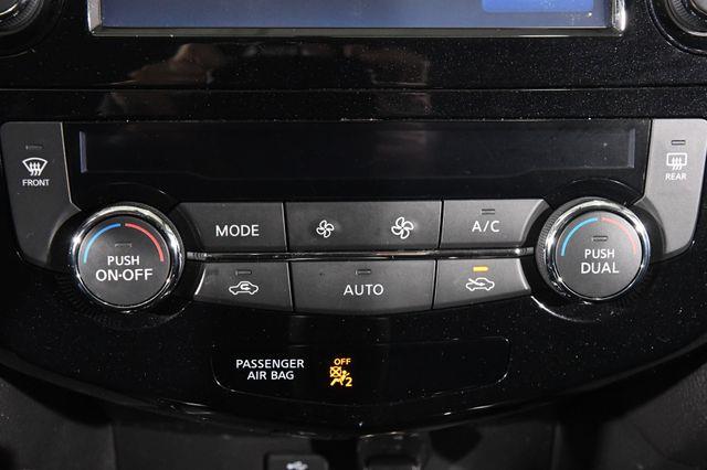 2016 Nissan Rogue SV w/ Nav & Blind Spot photo