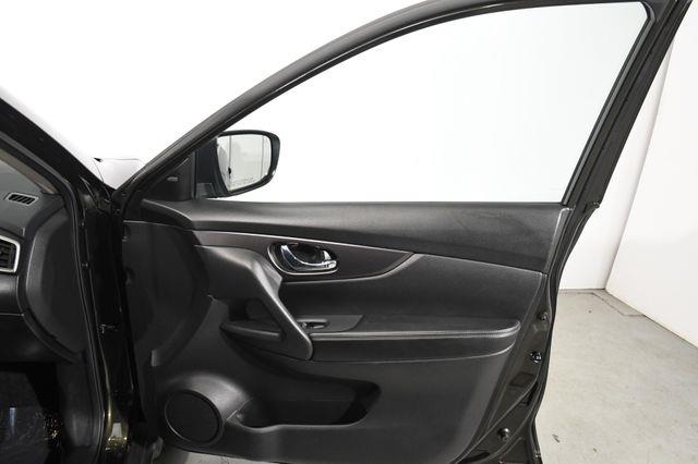 2016 Nissan Rogue SV w/ Nav & Blind Spot photo