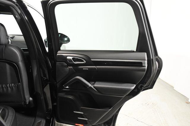 2016 Porsche Cayenne Navigation/ Blind Spot/ Heated photo