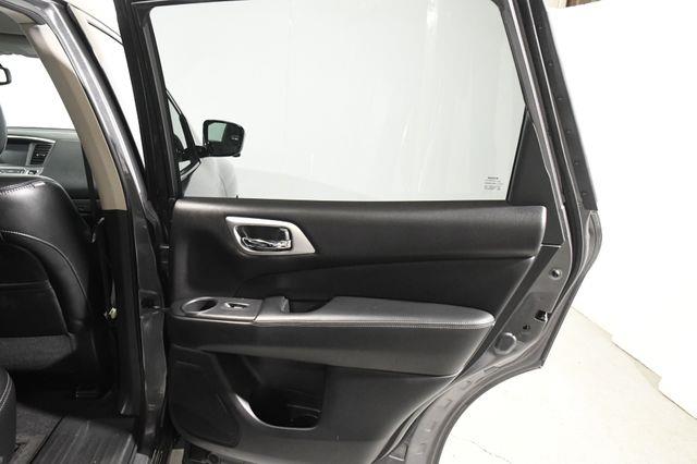 2017 Nissan Pathfinder SL photo